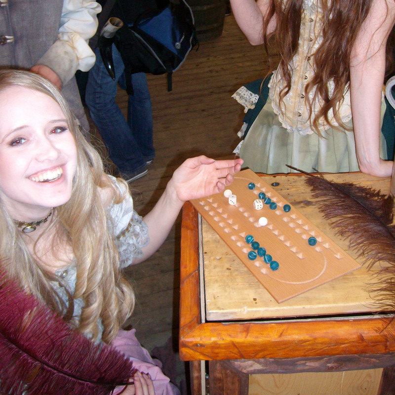 Zwei elegante, junge Damen spielen Samsara in einer Taverne